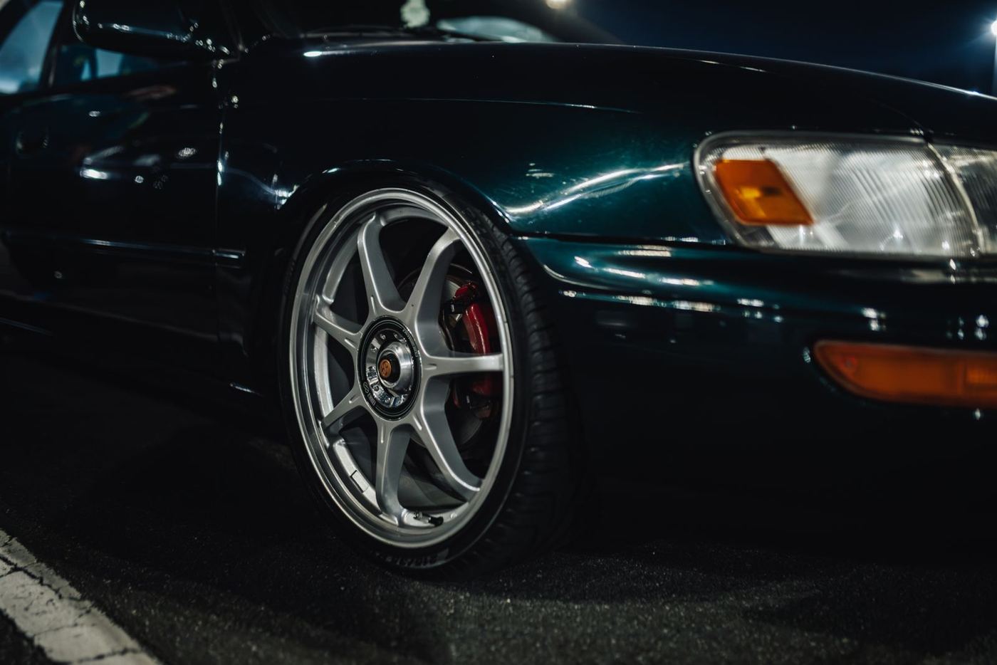 磨き上げた濃い緑の車体とホイール