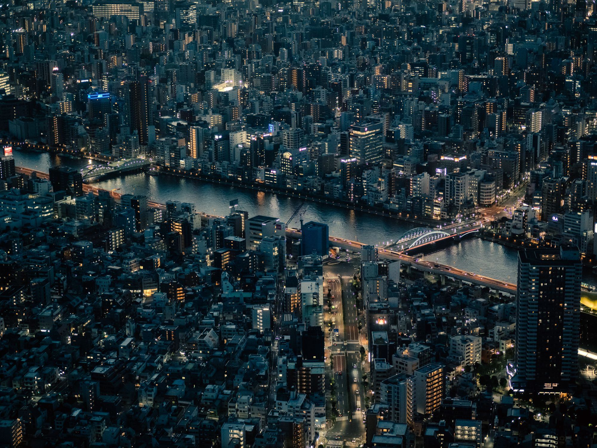 夜の街を上空から見た景色